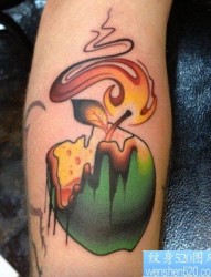 腿部一幅另类潮流的苹果纹身图片