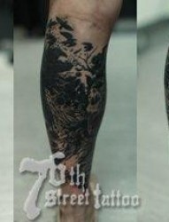 腿部很帅经典的骷髅乌鸦纹身图片