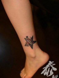 女人小腿精美潮流的五角星与字母纹身图片