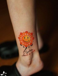 腿部可爱的笑脸与花卉纹身图片