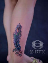 女人腿部唯美好看的彩色羽毛与字母纹身图片