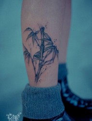 腿部唯美潮流的黑白竹子纹身图片