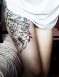 女性腿部黑白玫瑰花欧美创意刺青