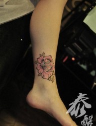 女人小腿时尚潮流的玫瑰花纹身图片