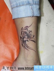 女人腿部潮流时尚的黑白莲花纹身图片