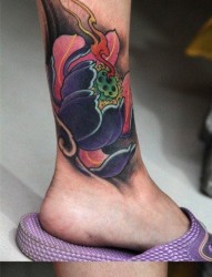 女人腿部精美时尚的传统莲花纹身图片
