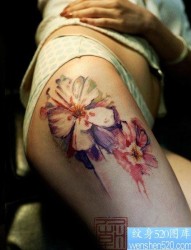 美女腿部精美漂亮的花卉纹身图片