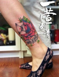 腿部时尚唯美的玫瑰花与信封纹身图片