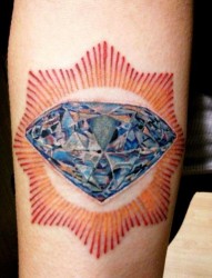 为大家推荐一幅精致的钻石纹身图片