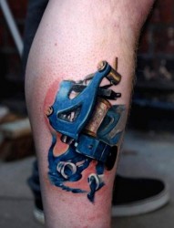 小腿上一幅潮流精致的纹身机纹身图片
