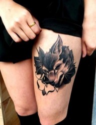 大腿上一幅潮流性感狼头纹身图片