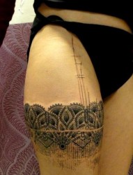 大腿上一幅性感蕾丝纹身作品