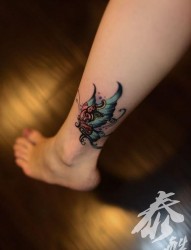 女人腿部可爱彩色蝴蝶纹身图片
