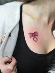 一幅适合女人前胸蝴蝶结的图片由纹身520图库推荐