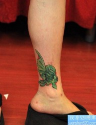 一幅女人脚踝金鱼纹身图片由纹身520图库推荐