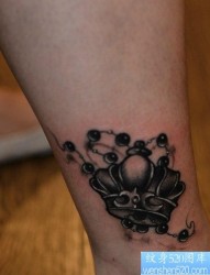 一幅小腿皇冠文身图片由纹身520图库推荐