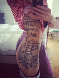 女性腰部时尚的大船纹身