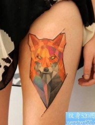 纹身520图库推荐一幅女人腿部彩色狐狸纹身图片
