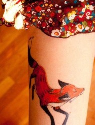 一幅女人腿部红色狐狸纹身图片由纹身520图库推荐