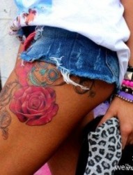 一幅女人腿部彩色玫瑰花纹身图片由纹身520图库推荐