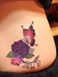 女人纹身图片：美女腰部蝴蝶玫瑰纹身图片作品