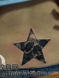 另类的腰部五角星骷髅纹身图片
