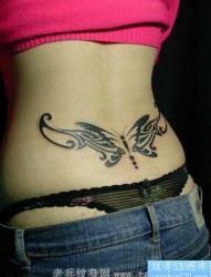 一幅野性的女人腰部蝴蝶图腾纹身（tattoo）作品