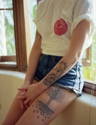 女性手臂和腿部个性纹身