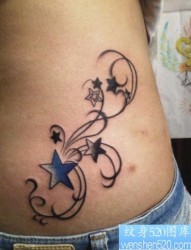 女人腰部一幅五角星藤蔓纹身图片