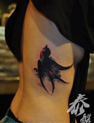女人侧腰潮流唯美的小燕子纹身图片