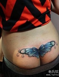 女孩子臀部一幅抽象的翅膀纹身图片