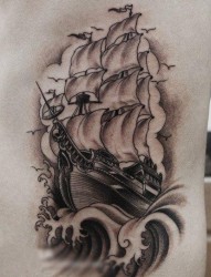男人腰部经典的黑灰帆船纹身图片