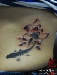 美女腰部好看的水墨画莲花与鲤鱼纹身图片