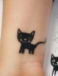 女性手臂小黑猫刺青