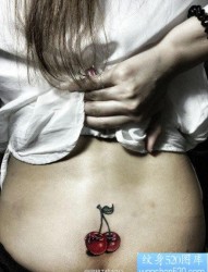 女人腰部小巧潮流的樱桃纹身图片