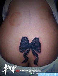 女人腰部时尚精美的蕾丝蝴蝶结纹身图片