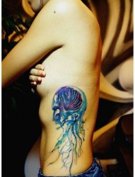 女人腰部漂亮潮流的水母纹身图片