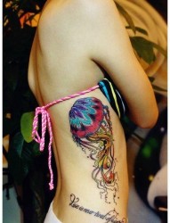美女侧腰精美漂亮的水母纹身图片