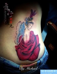 女人腰部漂亮潮流的玫瑰花与小精灵纹身图片