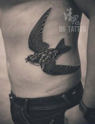 腰部唯美潮流的燕子纹身图片
