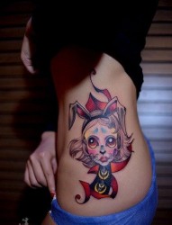 女人侧腰潮流经典的兔女郎纹身图片