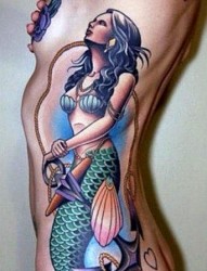 侧腰上一幅漂亮性感的美人鱼纹身图片