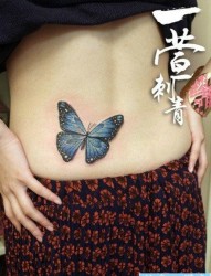女人腰部好看的蓝色蝴蝶纹身图片