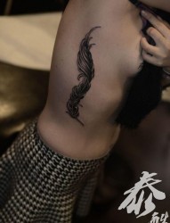推荐女人侧腰一幅羽毛纹身图片