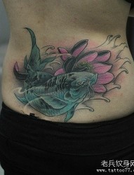 一幅女人腰部彩色莲花鱼纹身图片