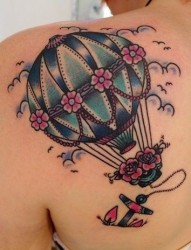 女孩子肩部飞翔的热气球纹身