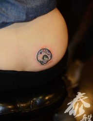 女人腰部可爱的骷髅蝴蝶结纹身图片