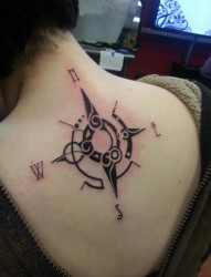 背部漂亮的指南针字母纹身