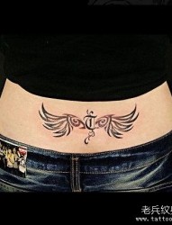 女人腰部翅膀英文字图腾纹身图片