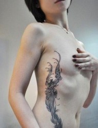 女人腰部藤蔓纹身图片由纹身520图库推荐